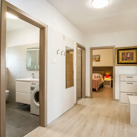 Ac With 2 Bedrooms And 2 Bathrooms-free Private Parking Apartamento Split