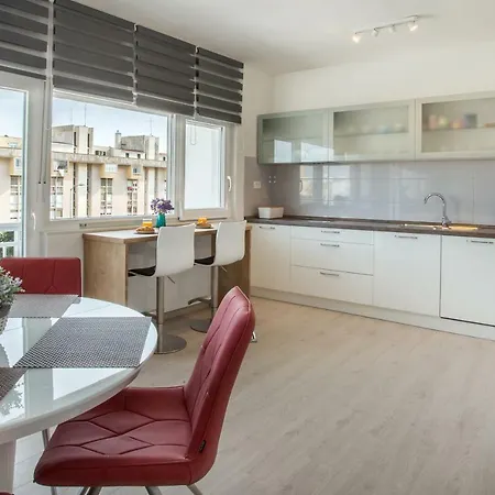 Ac With 2 Bedrooms And 2 Bathrooms-free Private Parking スプリト