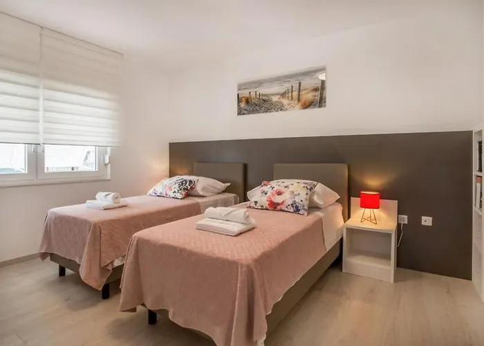 Ac With 2 Bedrooms And 2 Bathrooms-free Private Parking Апартаменти Спліт