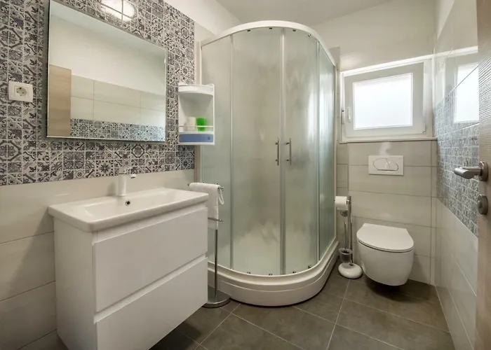 Ac With 2 Bedrooms And 2 Bathrooms-free Private Parking Спліт