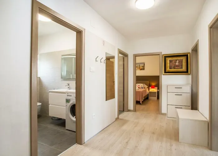 Ac With 2 Bedrooms And 2 Bathrooms-free Private Parking Апартаменти Спліт