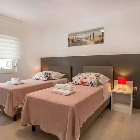 Ac With 2 Bedrooms And 2 Bathrooms-free Private Parking Apartment Split
