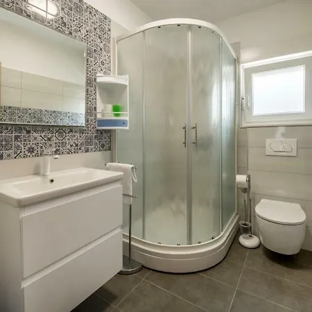 Ac With 2 Bedrooms And 2 Bathrooms-free Private Parking Split