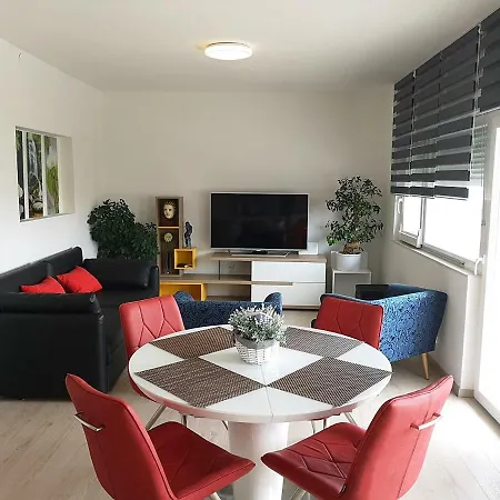 Apartment Ac With 2 Bedrooms And 2 Bathrooms-free Private Parking *